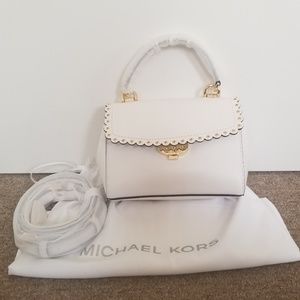 ava extra small scalloped